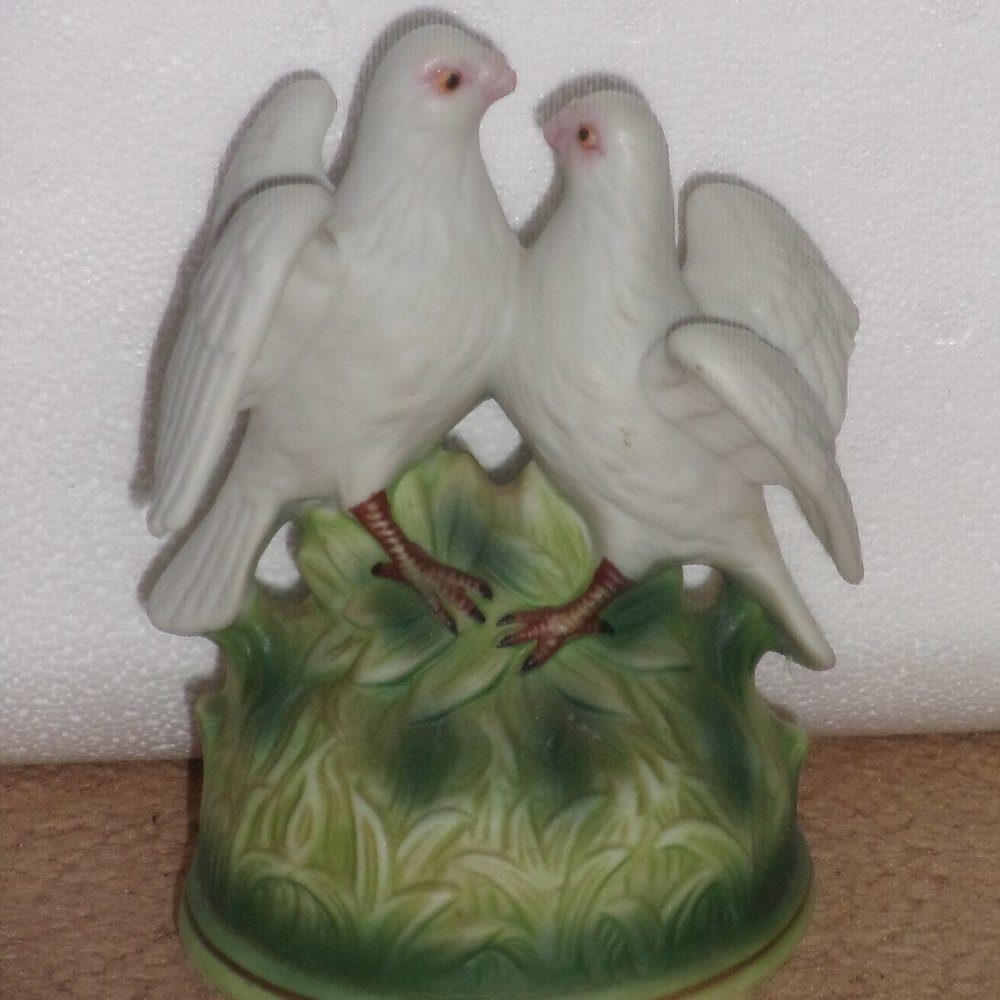 Vintage Sankyo Two White Birds Porcelain Bisque Music Box